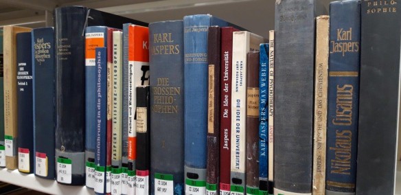 Jaspers-Bücher im Freihandbestand einer Universitätsbibliothek (Marburg/L.)