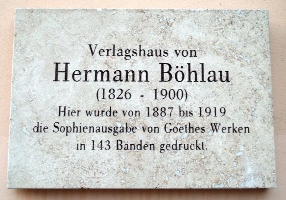 Erinnerungstafel an Hermann Böhlau und seinen Verlag am heutigen Stadtarchiv Weimar, dem einstigen Verlagshaus (Kleine Teichgasse 6) Wikicommons
