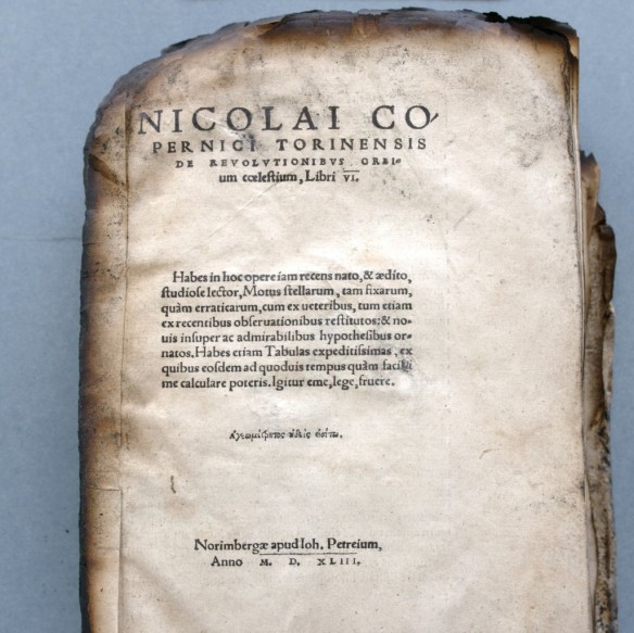 Durch den Bibliheksbrand von 2004 versehrtes Exemplar einer Erstausgabe von Nikolaus Kopernikus (Foto: C. Welz©Klassik-Stiftung Weimar)