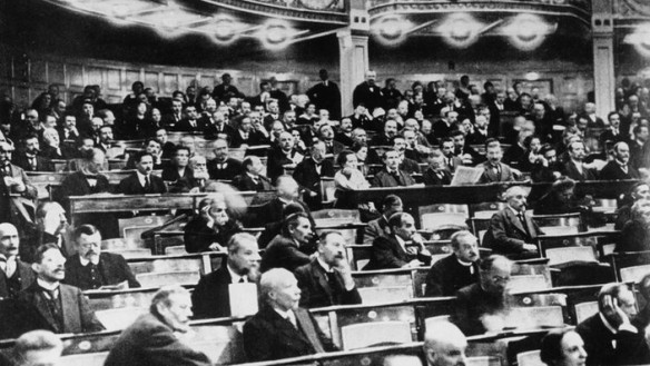 Abgeordnete der Nationalversammlung bei der Beratung der Verfassung im Deutschen Nationaltheater Weimar